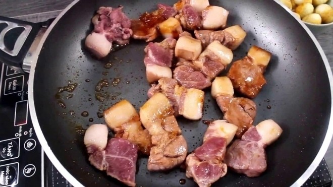 đảo đều thịt ba chỉ