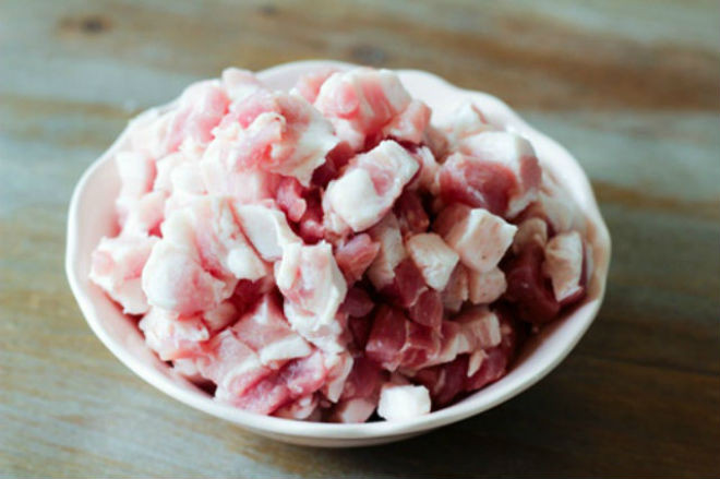 thịt heo thái hạt lựu