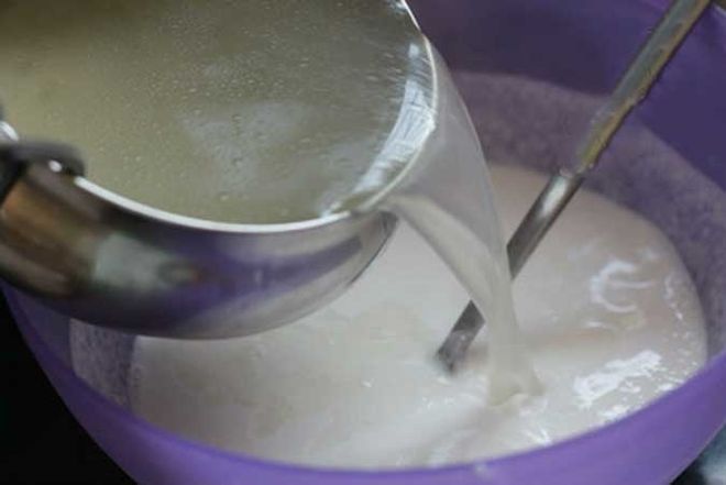 cho nước vào bột