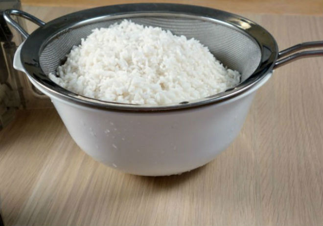 vớt gạo ra cho ráo nước
