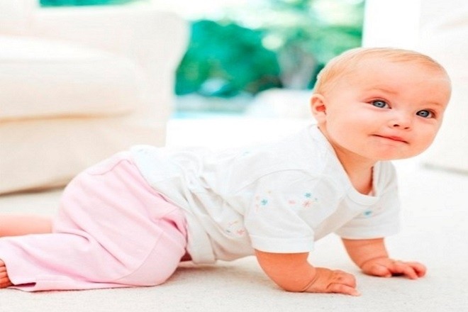 bé vận động để hỗ trợ tiêu hóa