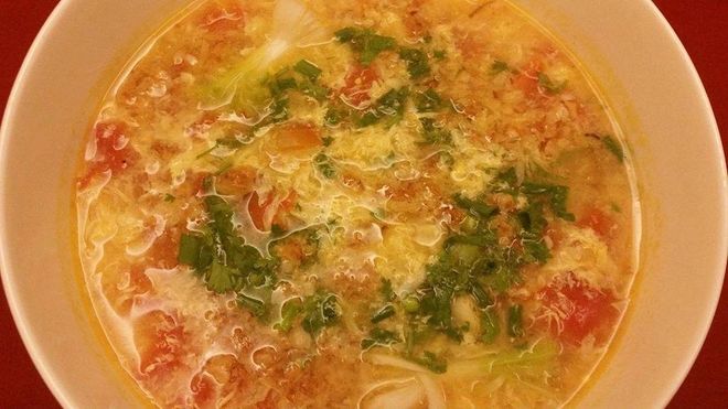 múc canh mây ra bát