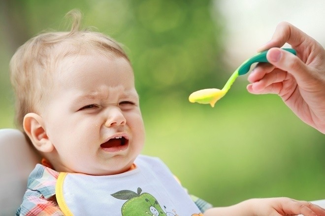 bé không chịu ăn cháo do bé không thấy đói
