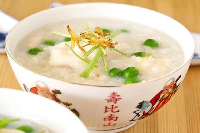 cháo chim bồ câu nấu với đậu Hà Lan và ngô ngọt