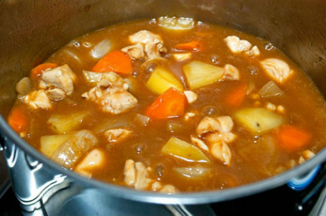 cho khoai tây cà rốt vào