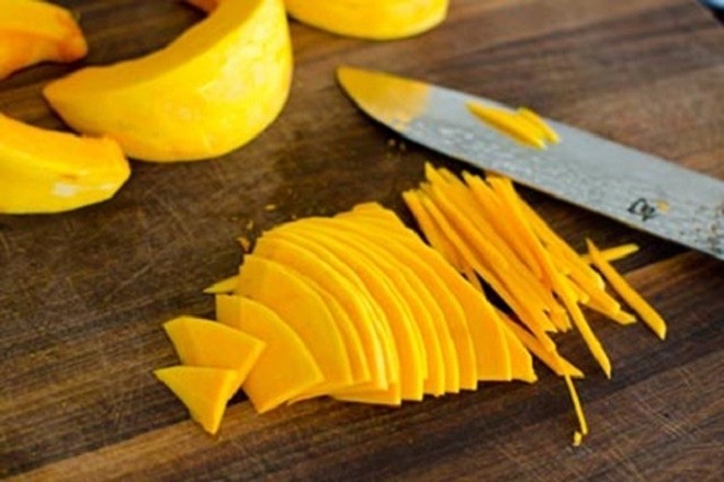 nấu bột ăn dặm cho bé 6 tháng từ bí đỏ