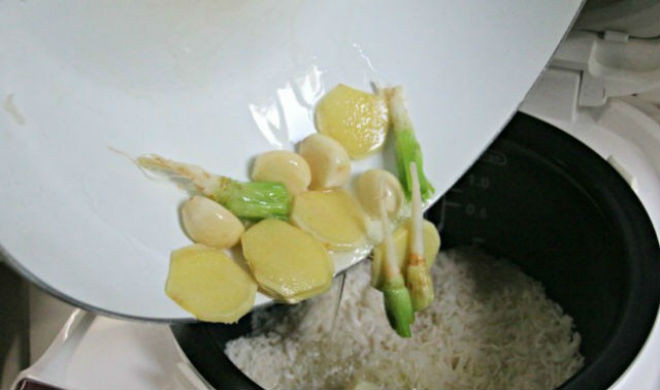 cho gừng vào gạo