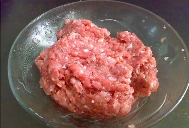 thịt bò rửa sạch xay nhuyễn