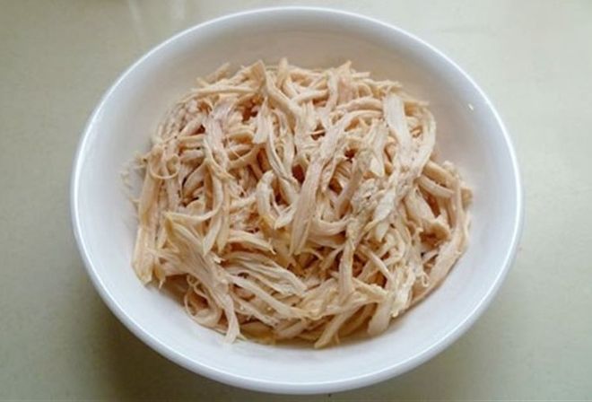 thịt gà luộc chín xé sợi nhỏ