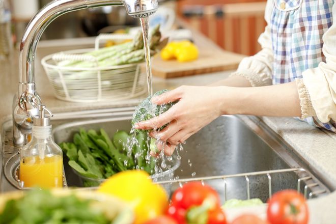 mẹ cần rửa tay sạch sẽ khi chế biến thức ăn cho trẻ