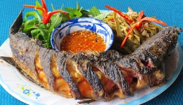cá nướng giấy bạc bằng lò vi sóng khi đã hoàn thành