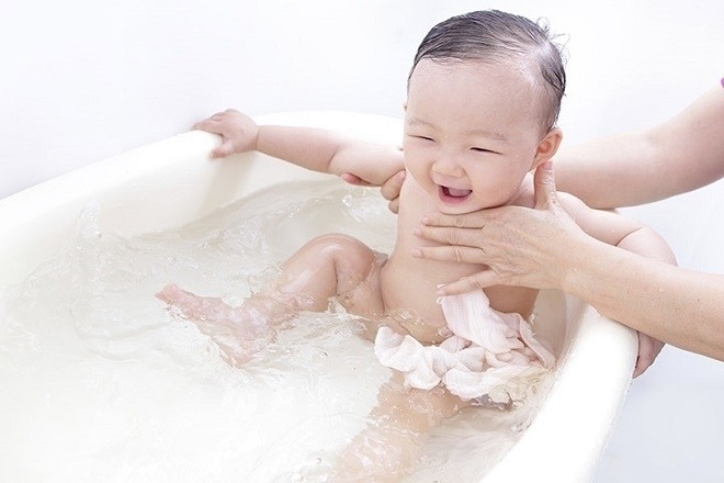 mẹ tắm cho trẻ sơ sinh