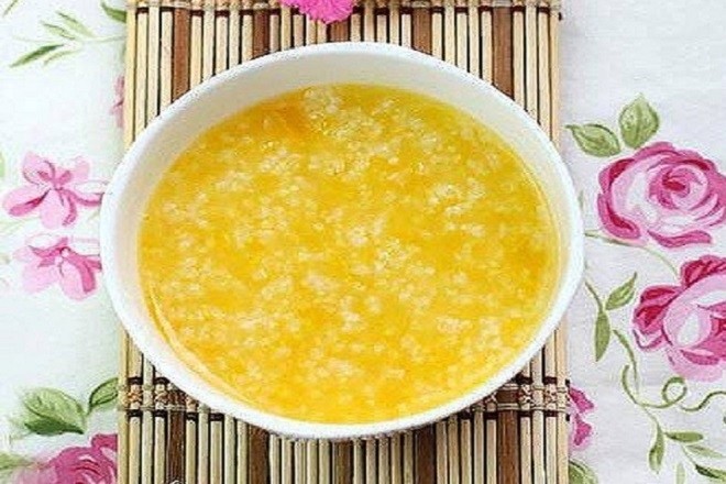 cháo thịt gà nấu với cà rốt