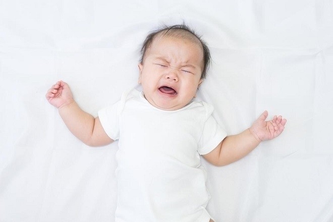trẻ bị nấc cụt thường kèm theo quậy khóc