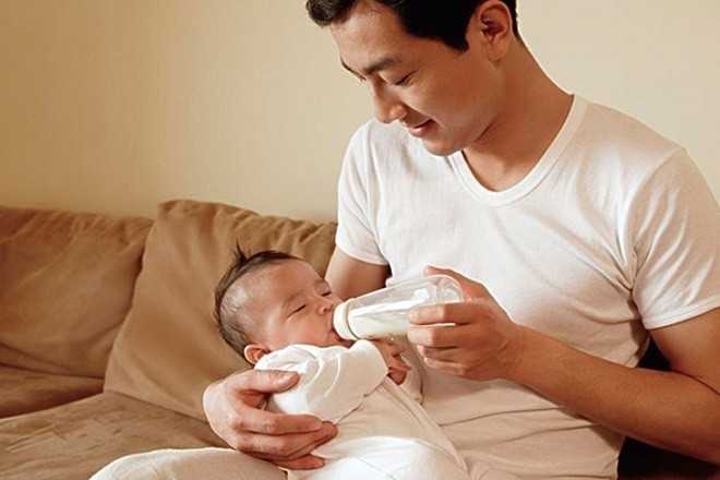 bố cho con uống sữa bình