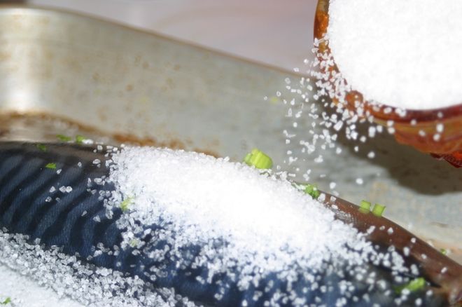 ướp cá với muối ớt