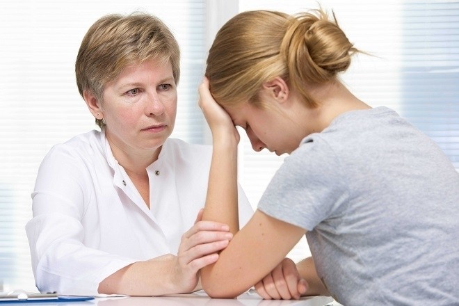 bác sĩ an ủi bệnh nhân