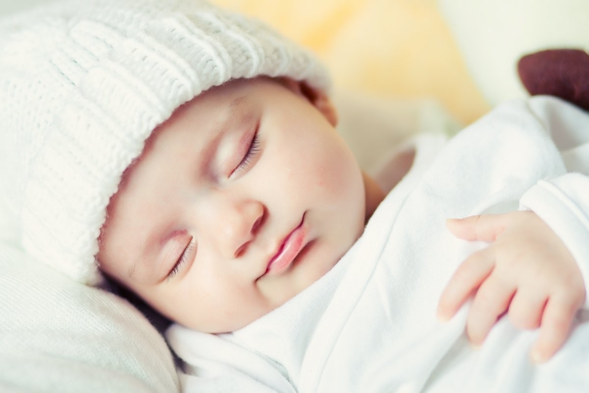 giữ ấm là một trong những cách hạn chế tình trạng trẻ 2 tháng tuổi ngủ ít