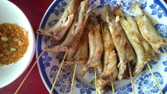 cá bống nướng trên dĩa