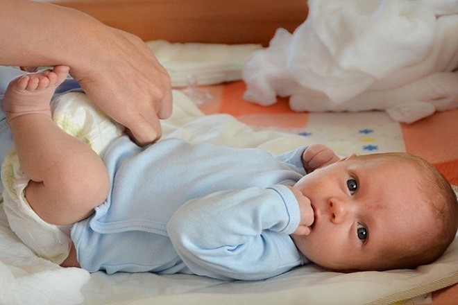 trẻ sơ sinh rặn khi đi ngoài là một chuyện thường gặp
