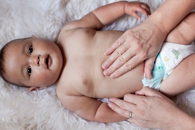 mẹ massage vào vùng bụng cho bé
