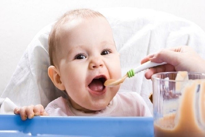 bé há miền ăn đồ ăn dặm