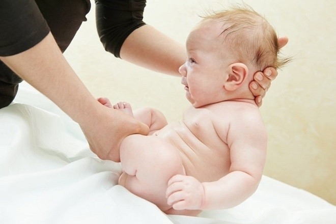 trẻ sơ sinh rặn nhiều khiến bé mệt mỏi