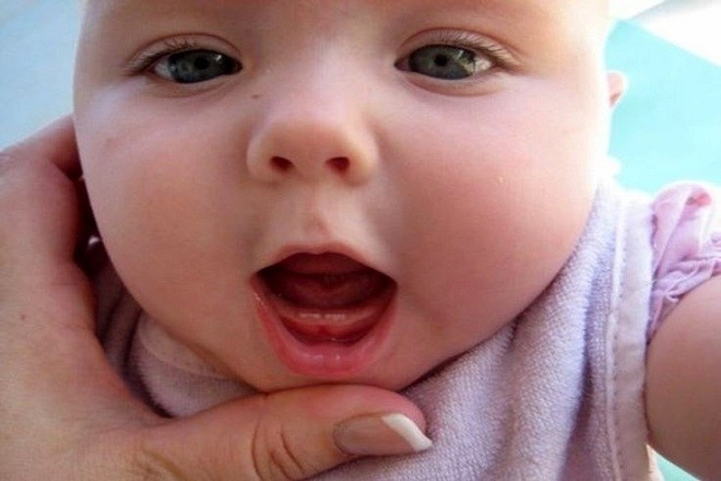 trẻ sơ sinh mọc răng sớm tùy thuộc vào nhiều yếu tố