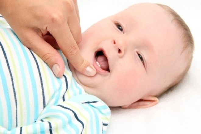 trẻ mọc răng sớm hay muộn còn dựa theo yếu tố di truyền