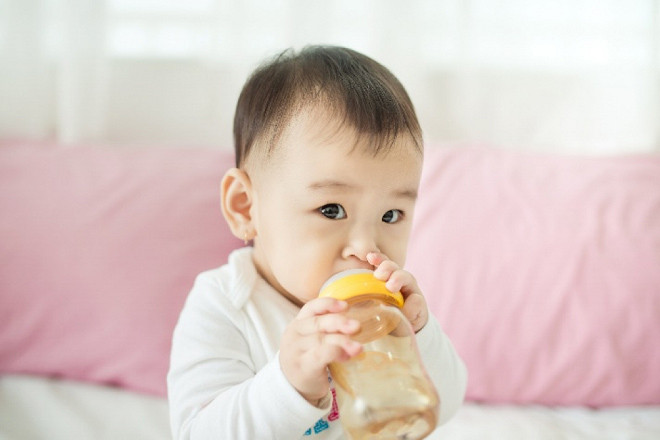 Bé bị táo bón do dị ứng với các thành phần của sữa