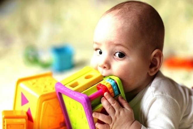 bé muốn gặm nhấm mọi thức đồ chơi xung quanh