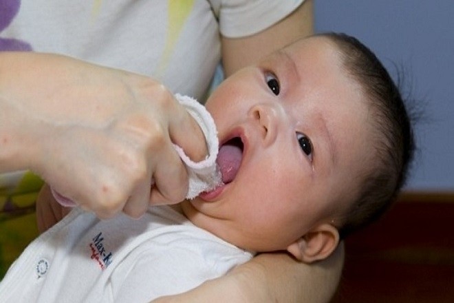 mẹ lau miệng cho con sạch sẽ
