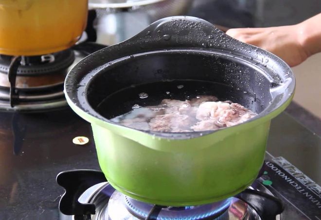 hầm xương heo trên bếp