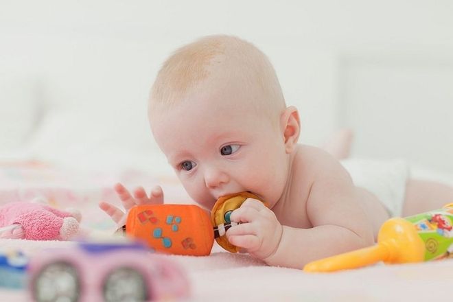 trẻ 4 tháng thích ngậm đồ vật trong miệng