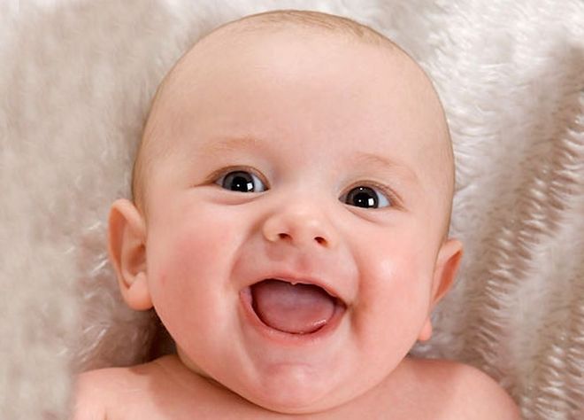trẻ 4 tháng đã biết biểu cảm trên khuôn mặt