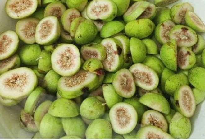 sung bỏ cuống cắt thành 2 hoặc 3 và ngâm nước muối