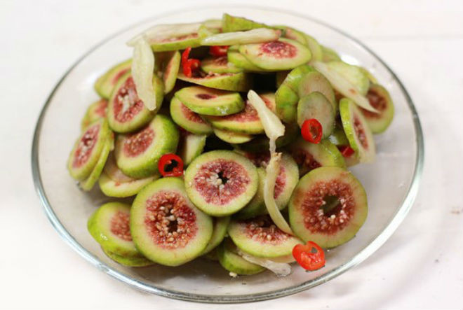 trộn đều sung với các gia vị