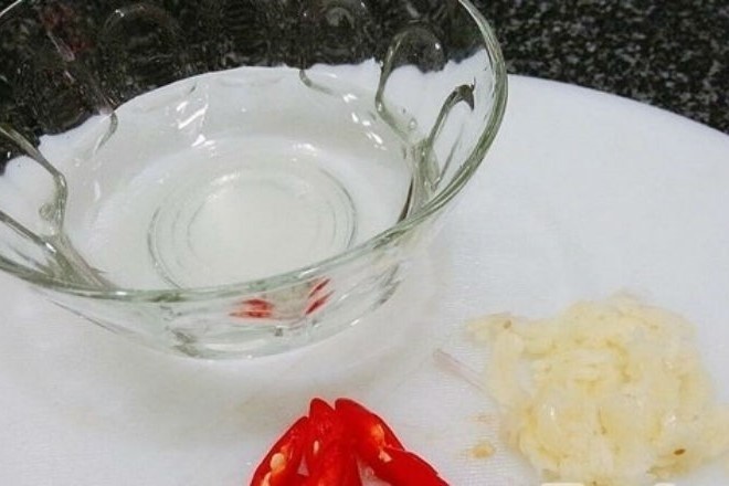 cho tỏi ớt vào chén muối đường và khuấy đều