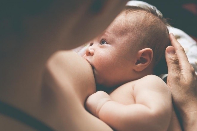 sữa mẹ đóng vai trò quan trọng với trẻ sơ sinh 1 tuần tuổi