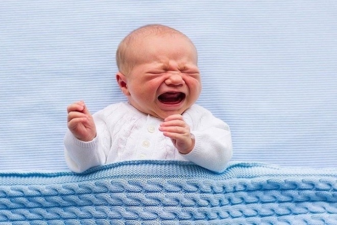 trẻ sơ sinh 1 tuần tuổi nằm khóc thét