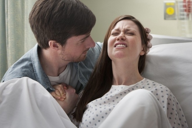 Khi mẹ bầu sinh nên có người thân bên cạnh để hỗ trợ tinh thần