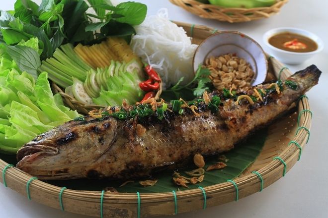 cá nướng bằng lá chuối trên mâm