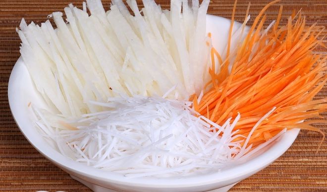 củ đậu và cà rốt thái sợi