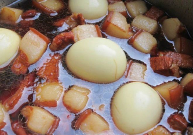 cho trứng gà vào kho