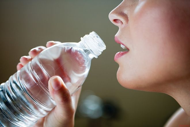 tránh uống nước nhiều để đi tiểu nhiều