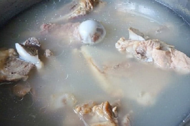 cho xương lợn vào nồi đun sôi