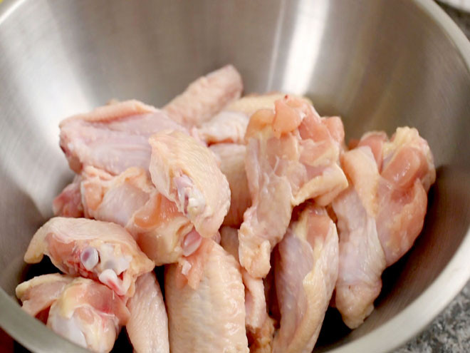 Chặt gà thành miếng vừa ăn.