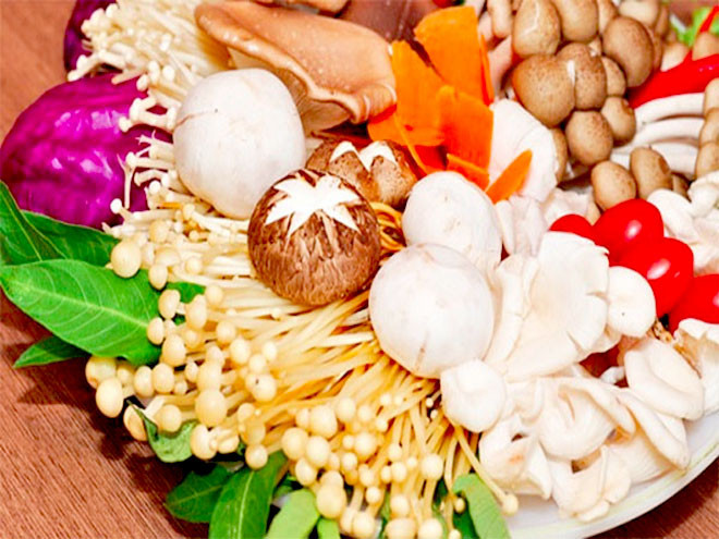 Nguyên liệu nấu lẩu gà.