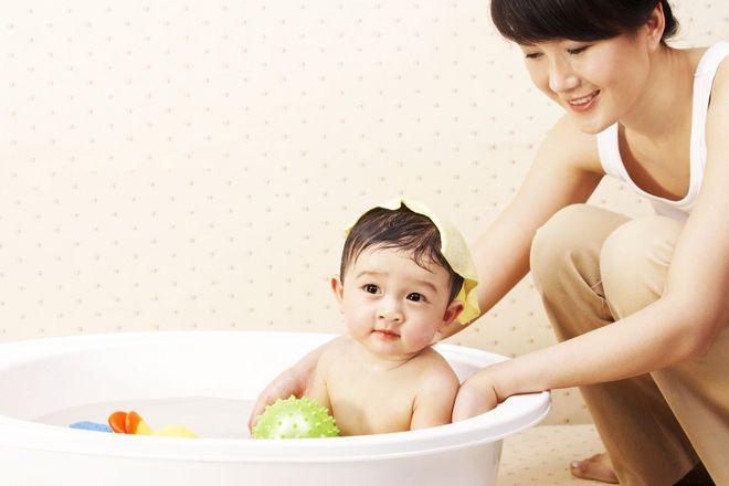 tắm cho bé là một trong những cách hạ sốt nhanh chóng