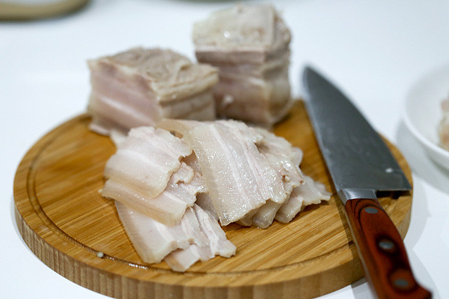 thái thịt thành lát mỏng